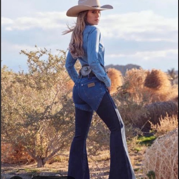 Wrangler High Rise Two-Tone Blue Jeans - Picture 2 of 5